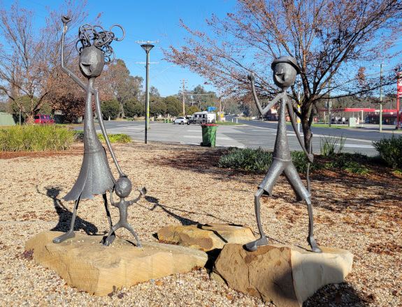 Tarcutta sculptures on Sydney Street - wire figures depicting the carrying of bread from ground grass seed, honouring the Wiradjuri origin of the town&rsquo;s name.